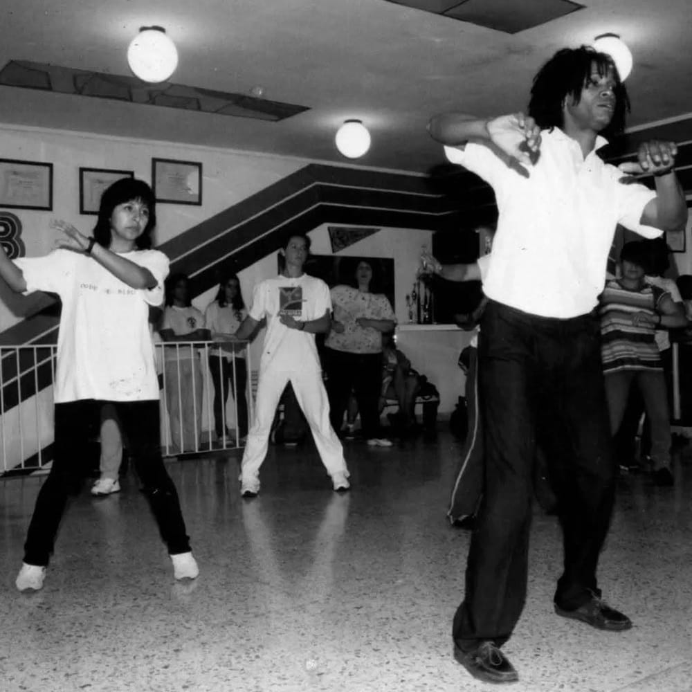 Una clase grupal de gimnasia en el salón de MAB
