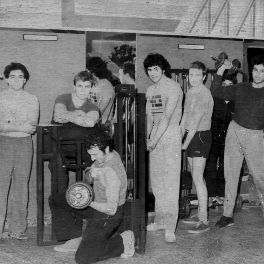 Un grupo de socios posando con pesas en la sala, en los primeros años de MAB