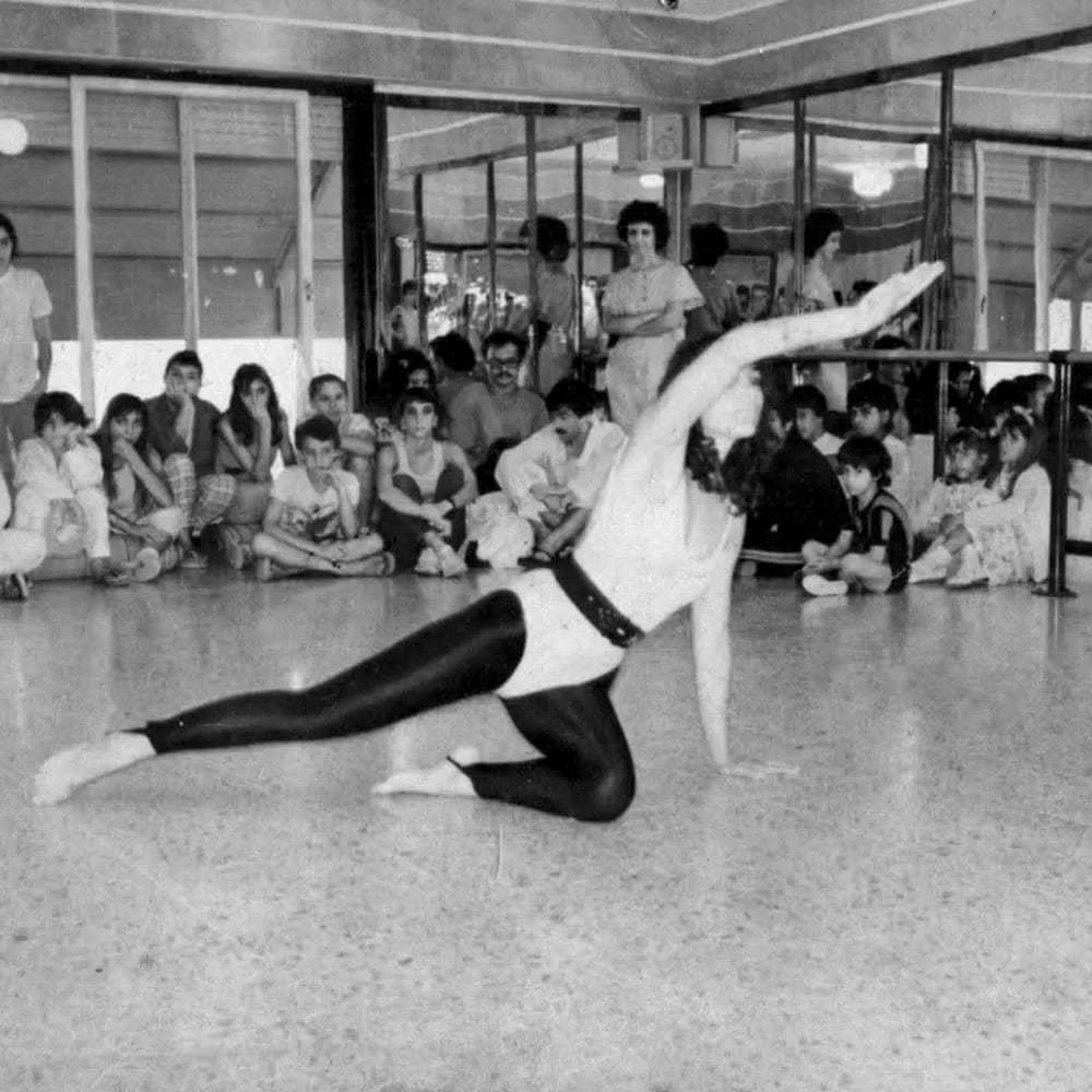Una exhibición de gimnasia en MAB, con chicos y familias mirando