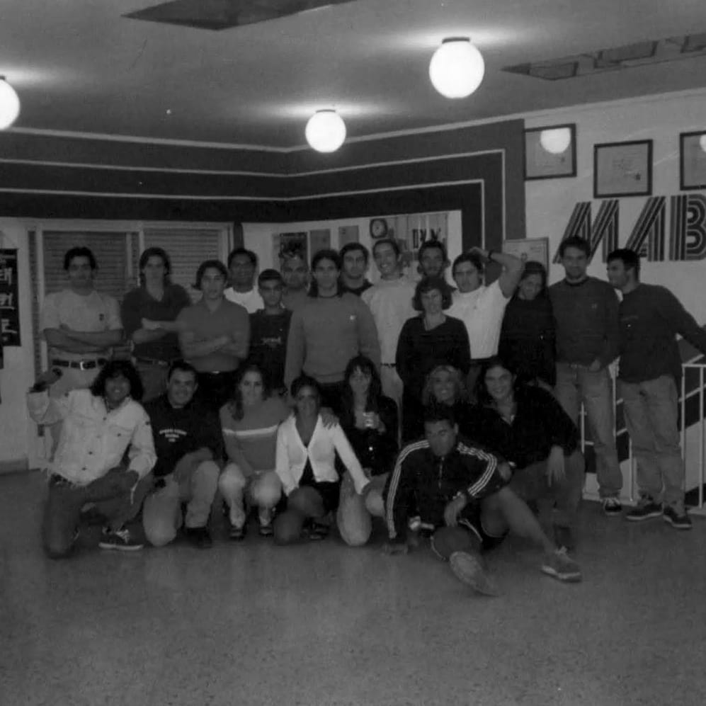 Foto grupal de socios en el salón de MAB