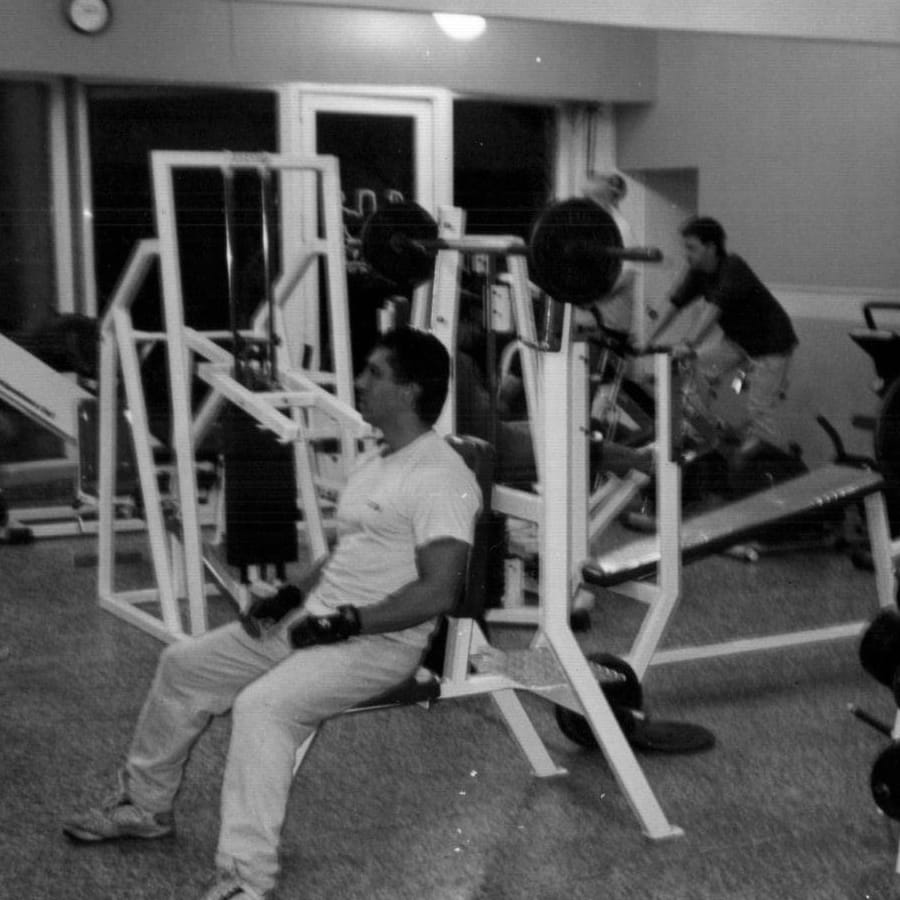 La sala de musculación de MAB en otra época, con máquinas blancas