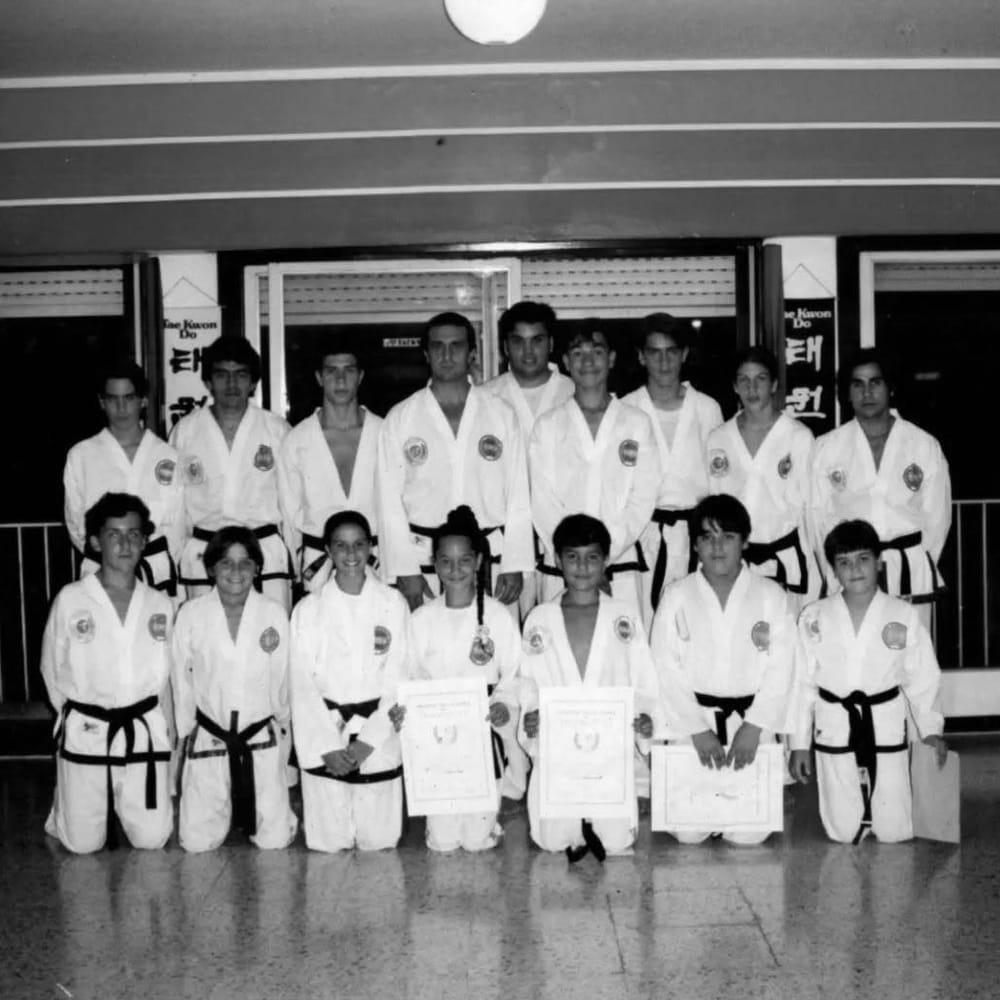 Alumnos de taekwondo con cinturón negro y sus diplomas