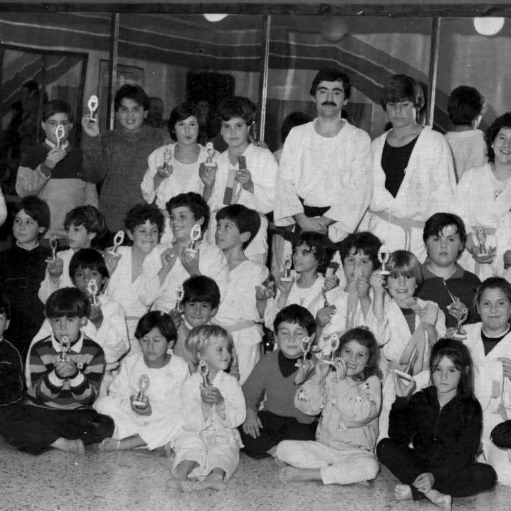Chicos de taekwondo mostrando sus trofeos
