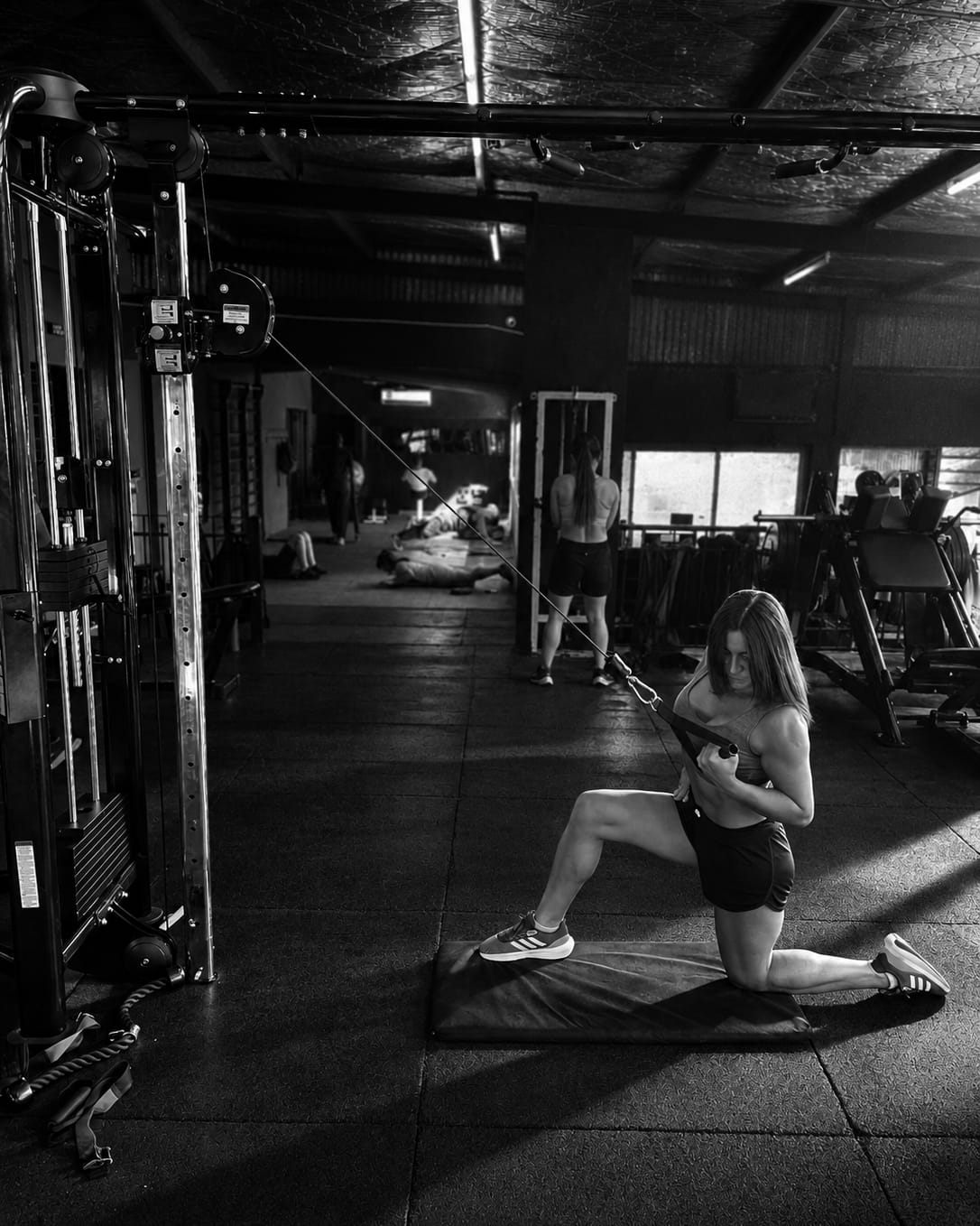 Ejercicio en polea en la sala de musculación de MAB