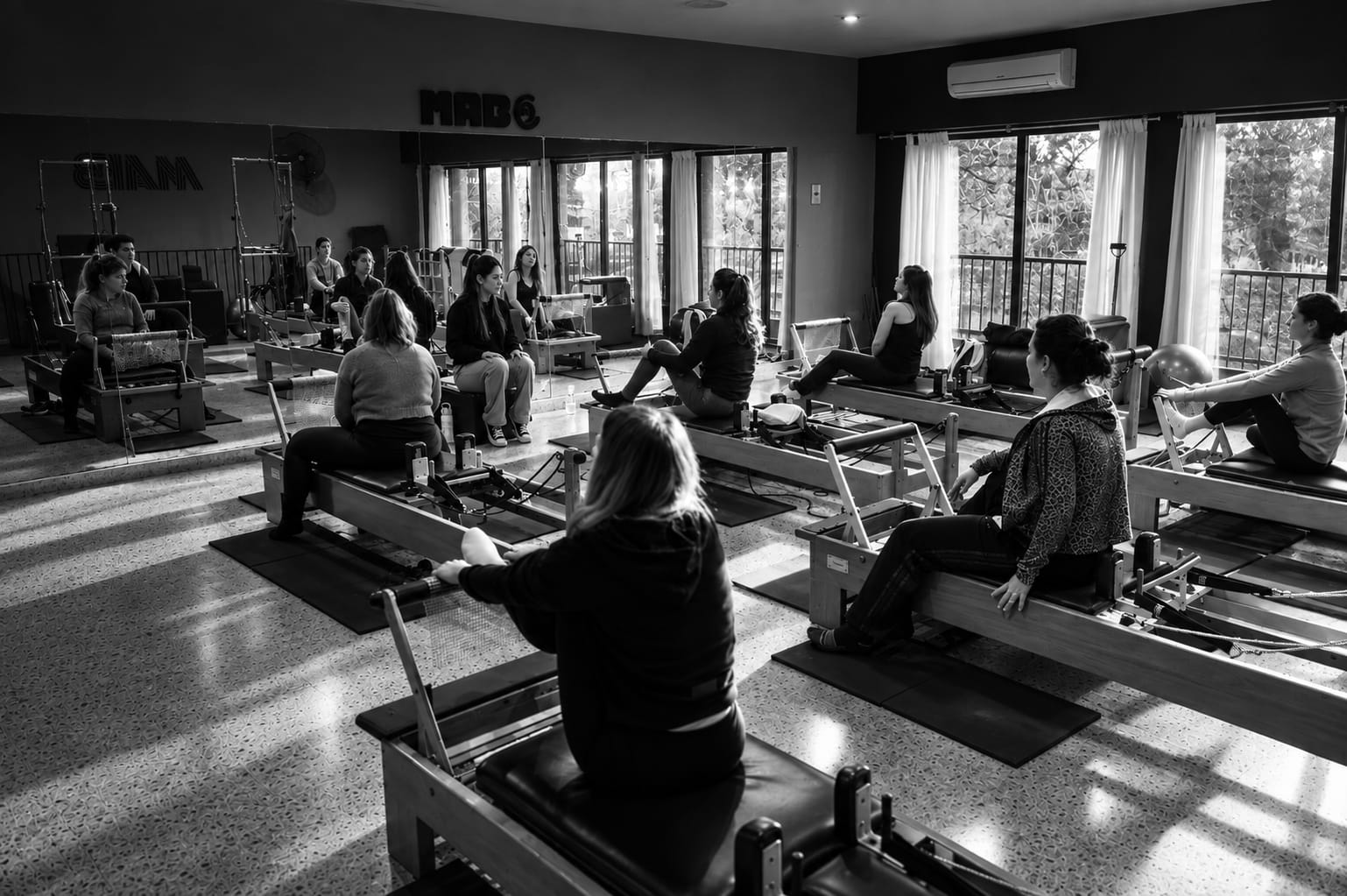 Clase de pilates en camas reformer