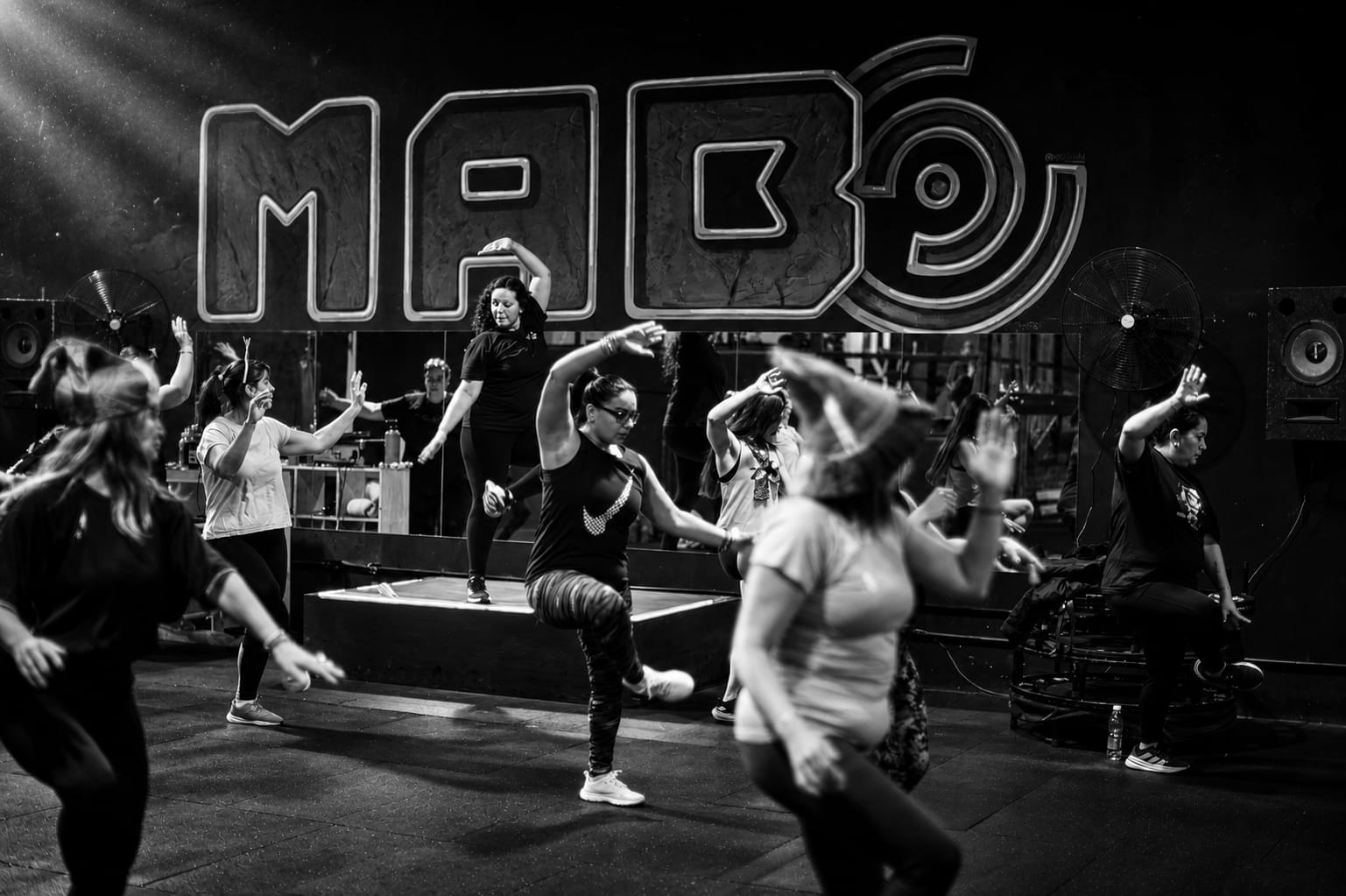 Clase de zumba frente a la pared de MAB